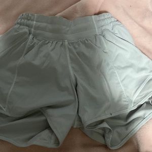 Lululemon hotty hots low rise 4 inch , color is white,used